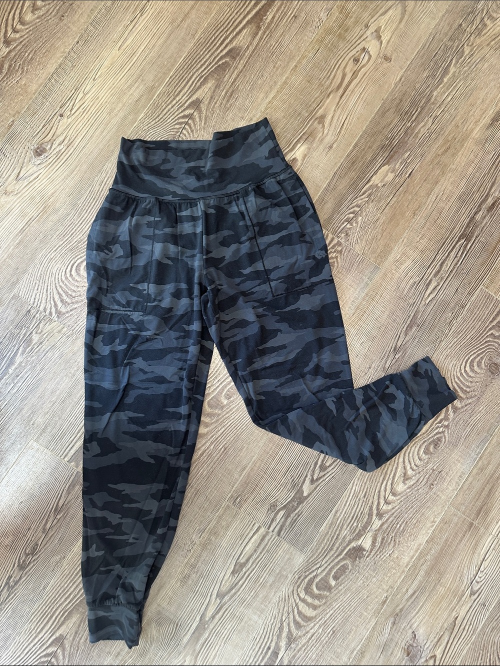 Arhleta salutation Black & Charcoal Camo High-Waist Joggers